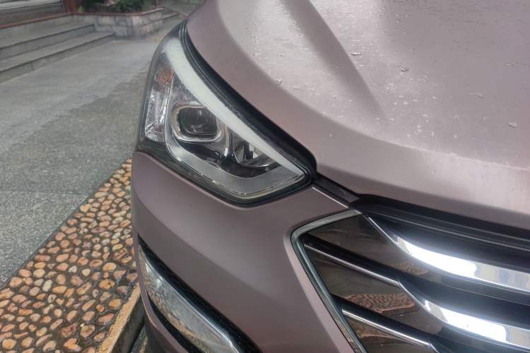 Used Hyundai Santa Fe Classic 2013 3.0L 4x4 Comfort Edition with Navigation 7 Seats Euro IV Right Front Headlight