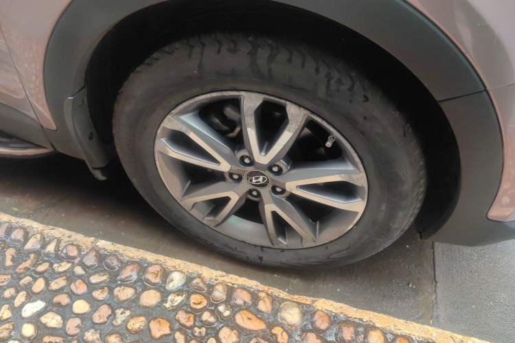 Used Hyundai Santa Fe Classic 2013 3.0L 4x4 Comfort Edition with Navigation 7 Seats Euro IV Right Front Wheel Hub