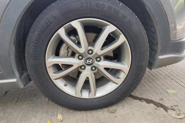 Used Hyundai Santa Fe Classic 2013 Revised Version 3.0L Four-Wheel Drive Luxury Edition Euro IV Right Front Wheel Hub