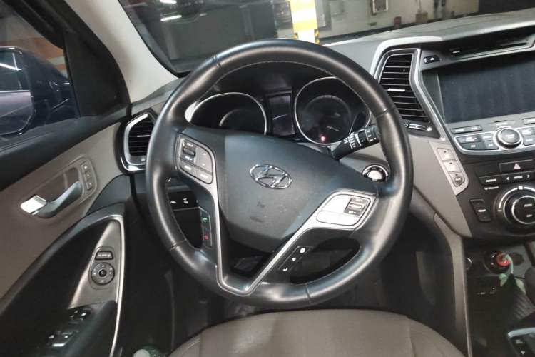Used Hyundai Santa Fe Classic 2013 3.0L 4x4 Flagship Edition 7 Seats Euro IV Steering Wheel