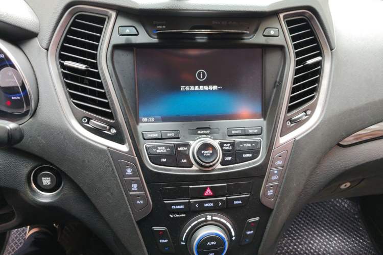 Used Hyundai Santa Fe Classic 2013 3.0L 4x4 Flagship Edition 7 Seats Euro IV Audio And AC Panel