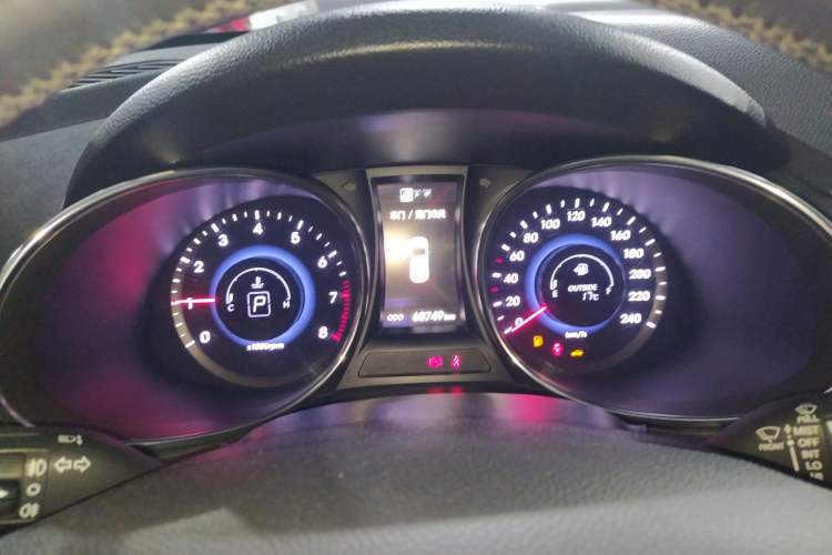 Used Hyundai Santa Fe Classic 2013 3.0L 4x4 Comfort Edition with Navigation 7 Seats Euro IV Instrument Cluster