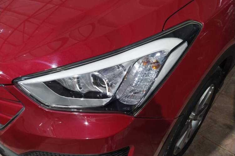 Used Hyundai Santa Fe Classic 2013 3.0L 4x4 Comfort Edition with Navigation 7 Seats Euro IV Left Front Headlight