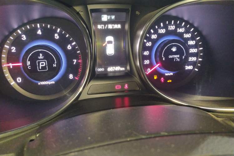 Used Hyundai Santa Fe Classic 2013 3.0L 4x4 Comfort Edition with Navigation 7 Seats Euro IV Odometer Close Up