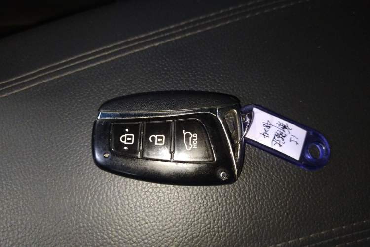 Used Hyundai Santa Fe Classic 2013 3.0L 4x4 Comfort Edition with Navigation 7 Seats Euro IV Vehicle Key