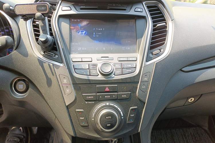 Used Hyundai Santa Fe Classic 2013 3.0L 4x4 Comfort Edition with Navigation 7 Seats Euro IV Audio And AC Panel