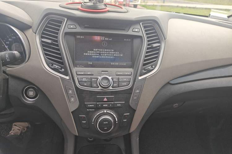 Used Hyundai Santa Fe Classic 2013 3.0L 4x4 Comfort Edition with Navigation 7 Seats Euro IV Audio And AC Panel