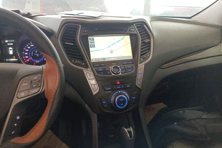 Used Hyundai Santa Fe Classic 2013 3.0L 4x4 Premium Edition 7-Seater Euro IV Audio And AC Panel