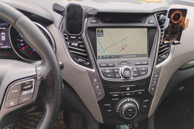 Used Hyundai Santa Fe Classic 2013 2.2T Four-Wheel Drive Flagship Edition 7 Seats Audio And AC Panel
