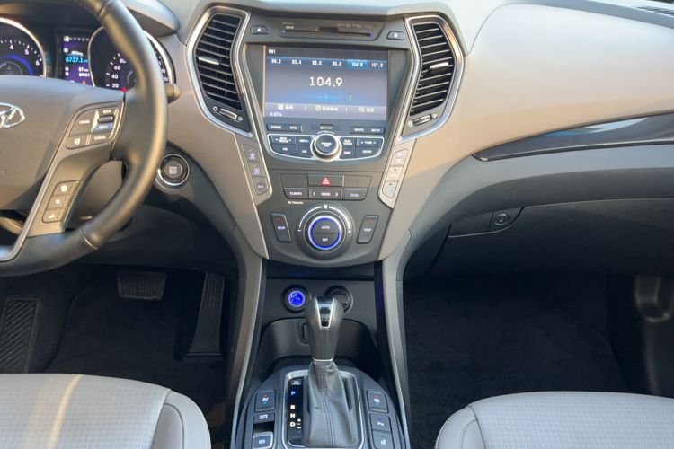 Used Hyundai Santa Fe Classic 2013 3.0L 4x4 Flagship Edition 7 Seats Euro IV Audio And AC Panel
