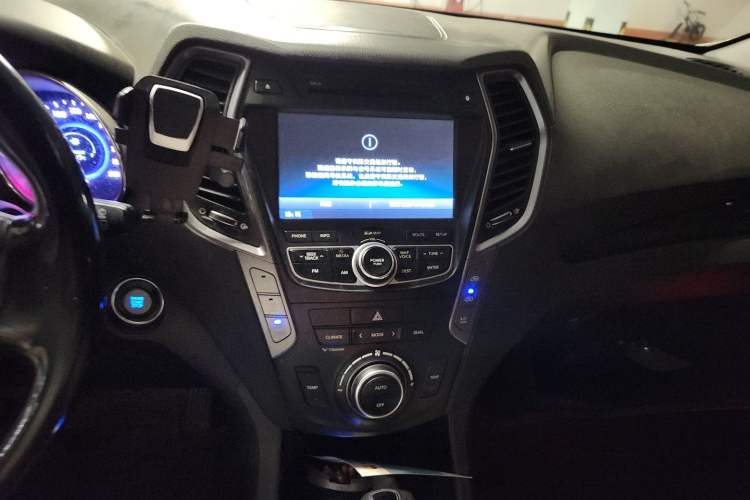 Used Hyundai Santa Fe Classic 2013 Revised Version 3.0L Four-Wheel Drive Deluxe Edition Euro IV Audio And AC Panel