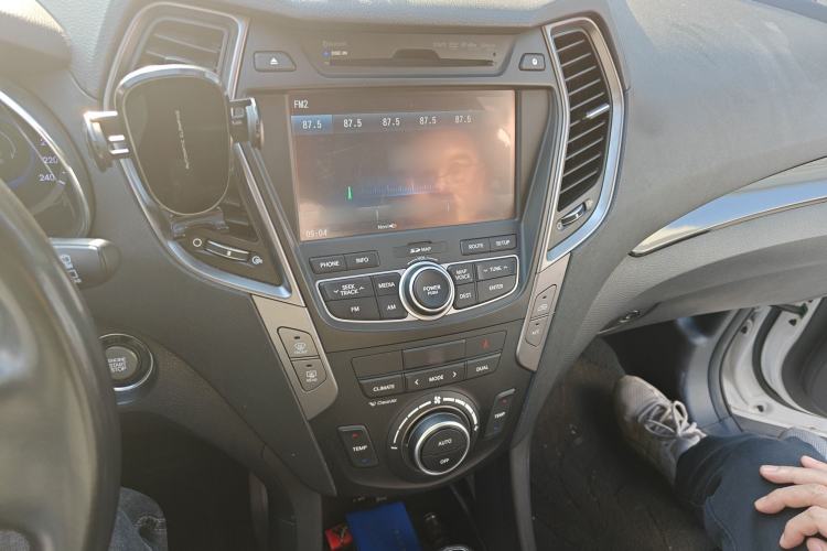 Used Hyundai Santa Fe Classic 2013 Facelift 3.0L 4x4 Comfort Edition with Navigation Euro IV compliant Audio And AC Panel