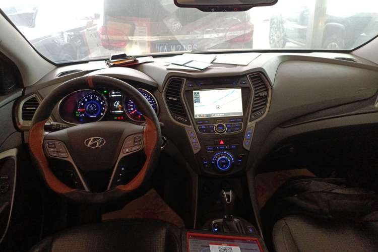 Used Hyundai Santa Fe Classic 2013 3.0L 4x4 Premium Edition 7-Seater Euro IV Center Console