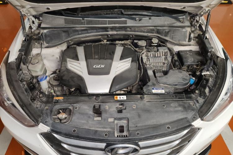 Used Hyundai Santa Fe Classic 2013 Revised Version 3.0L Four-Wheel Drive Deluxe Edition Euro IV Engine Bay