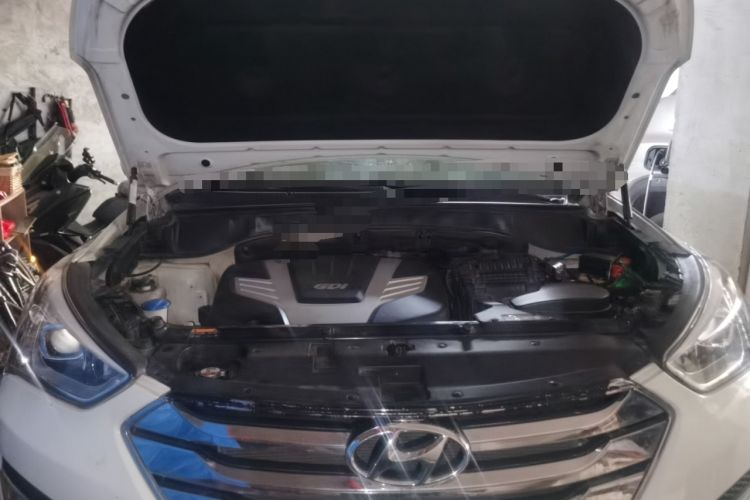 Used Hyundai Santa Fe Classic 2013 Facelift 3.0L 4x4 Comfort Edition with Navigation Euro IV compliant Engine Bay