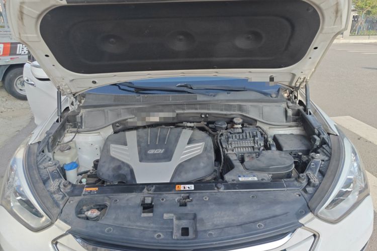 Used Hyundai Santa Fe Classic 2013 Facelift 3.0L 4x4 Comfort Edition with Navigation Euro IV compliant Engine Bay