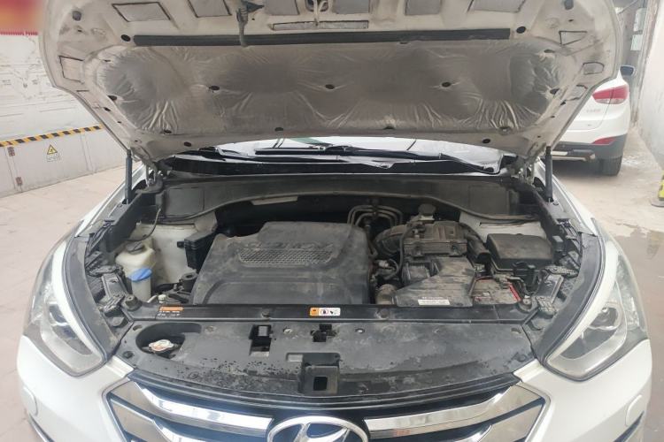Used Hyundai Santa Fe Classic 2013 2.2T Four-Wheel Drive Flagship Edition 7 Seats Engine Bay