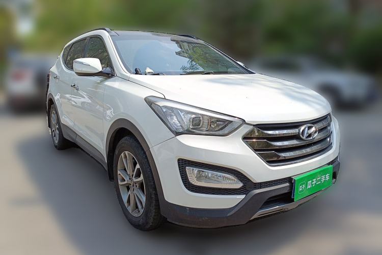 Used Hyundai Santa Fe Classic 2013 3.0L 4x4 Comfort Edition with Navigation 7 Seats Euro IV Front Right 45 Deg