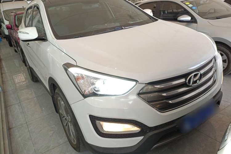Used Hyundai Santa Fe Classic 2013 3.0L 4x4 Premium Edition 7-Seater Euro IV Front Right 45 Deg