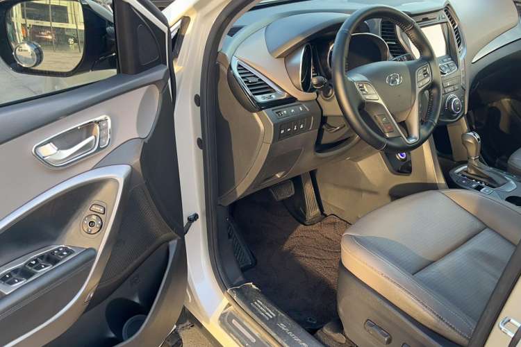 Used Hyundai Santa Fe Classic 2013 3.0L 4x4 Flagship Edition 7 Seats Euro IV Interior 2