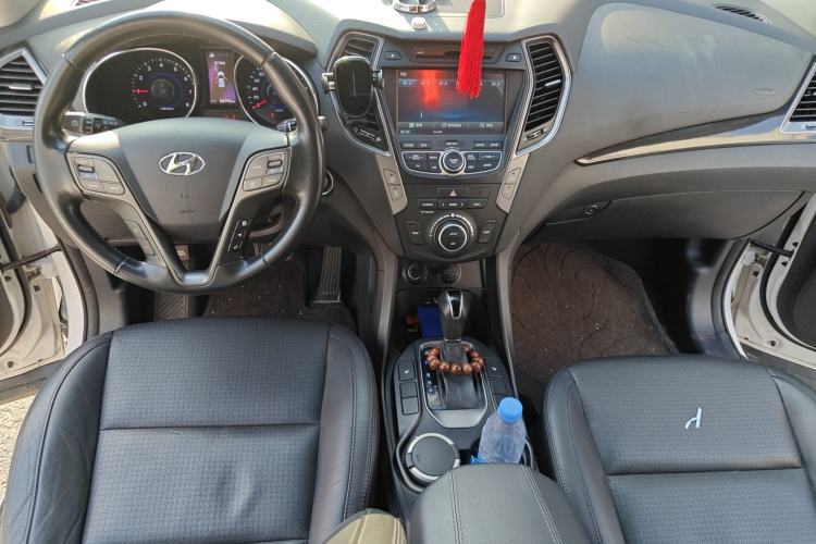 Used Hyundai Santa Fe Classic 2013 Facelift 3.0L 4x4 Comfort Edition with Navigation Euro IV compliant Interior 2