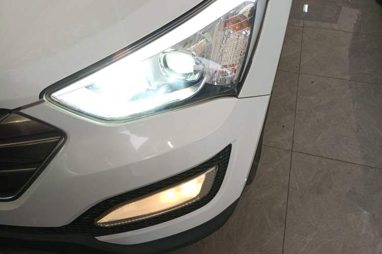 Used Hyundai Santa Fe Classic 2013 3.0L 4x4 Premium Edition 7-Seater Euro IV Left Front Headlight
