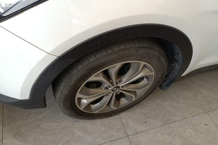 Used Hyundai Santa Fe Classic 2013 3.0L 4x4 Premium Edition 7-Seater Euro IV Left Front Wheel Hub