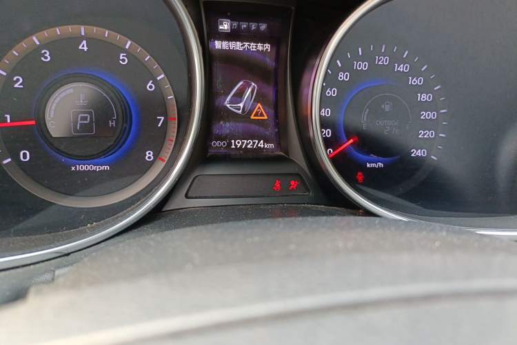 Used Hyundai Santa Fe Classic 2013 3.0L 4x4 Comfort Edition with Navigation 7 Seats Euro IV Odometer Close Up