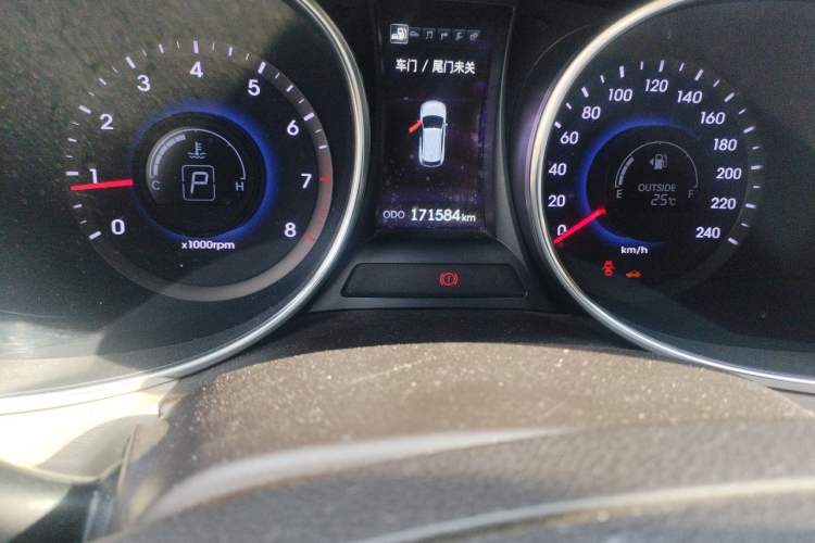 Used Hyundai Santa Fe Classic  Odometer Close Up