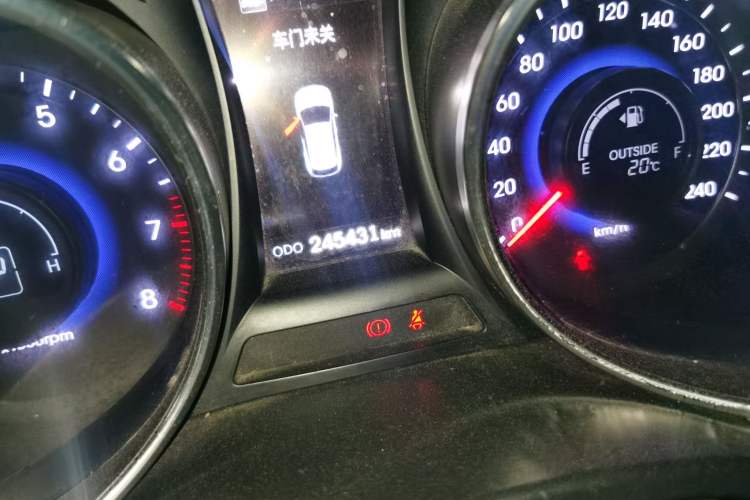 Used Hyundai Santa Fe Classic 2013 Facelift 3.0L 4x4 Comfort Edition with Navigation Euro IV compliant Odometer Close Up