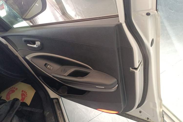 Used Hyundai Santa Fe Classic 2013 3.0L 4x4 Premium Edition 7-Seater Euro IV Right Front Door Interior