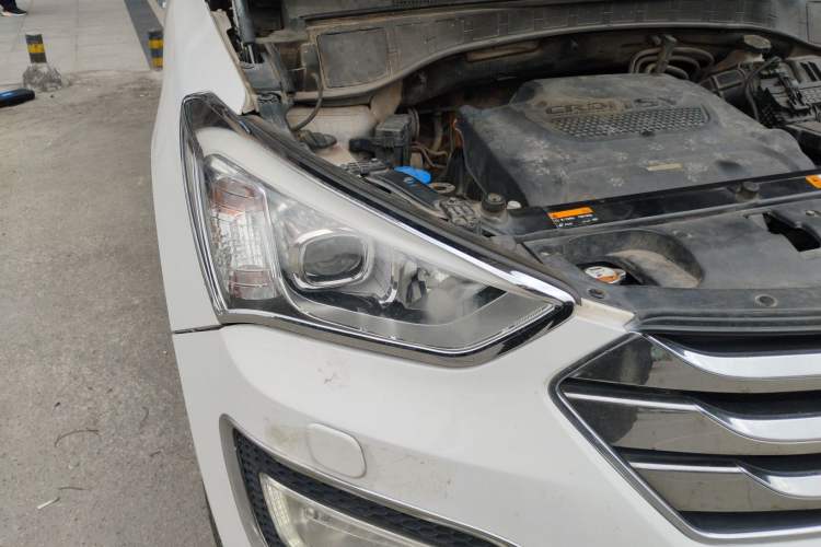 Used Hyundai Santa Fe Classic 2013 2.2T Four-Wheel Drive Flagship Edition 7 Seats Right Front Headlight