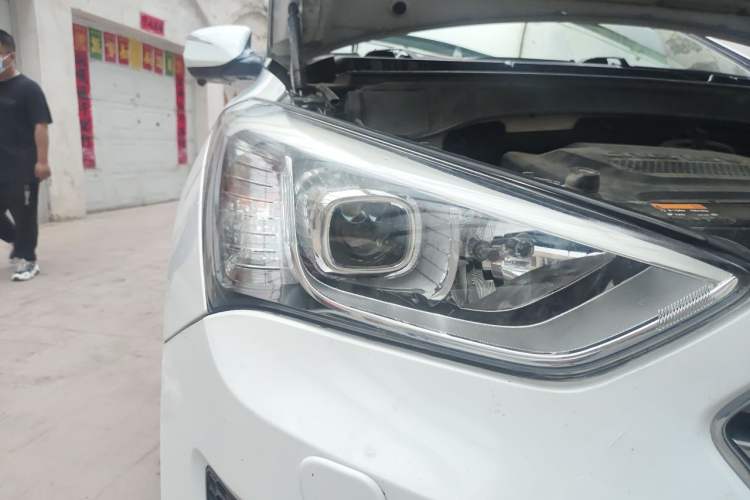 Used Hyundai Santa Fe Classic 2013 2.2T Four-Wheel Drive Flagship Edition 7 Seats Right Front Headlight