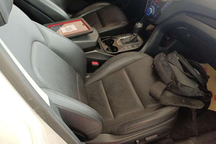 Used Hyundai Santa Fe Classic 2013 3.0L 4x4 Premium Edition 7-Seater Euro IV Right Front Seat