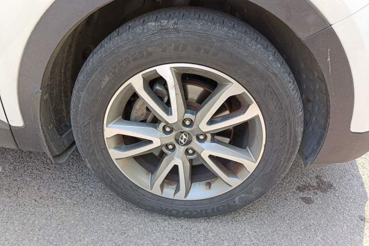 Used Hyundai Santa Fe Classic 2013 3.0L 4x4 Comfort Edition with Navigation 7 Seats Euro IV Right Front Wheel Hub