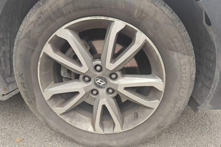 Used Hyundai Santa Fe Classic 2013 3.0L 4x4 Comfort Edition with Navigation 7 Seats Euro IV Right Front Wheel Hub