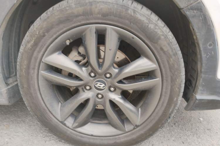 Used Hyundai Santa Fe Classic 2013 2.2T Four-Wheel Drive Flagship Edition 7 Seats Right Front Wheel Hub