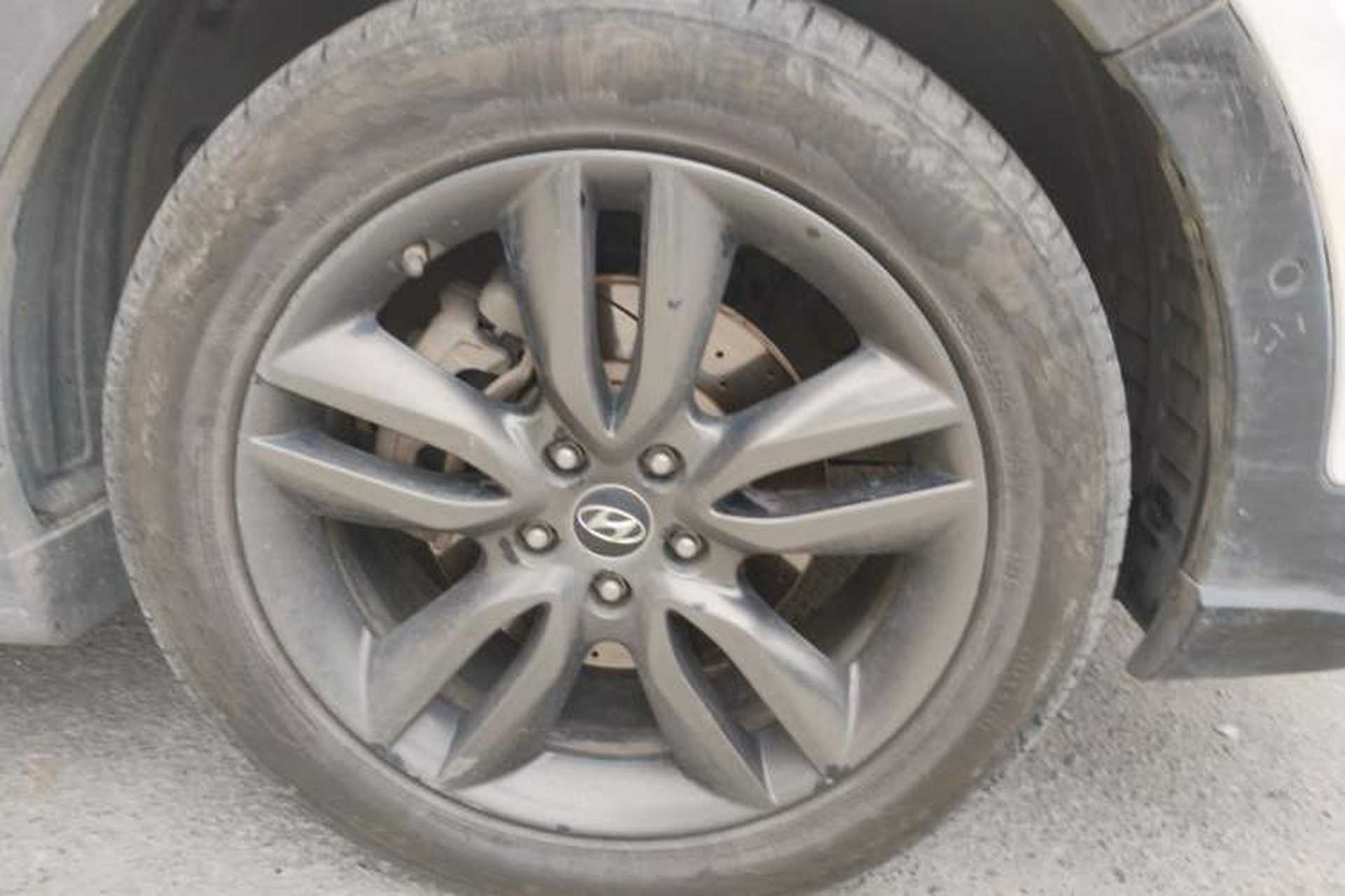 Used Hyundai Santa Fe Classic 2013 2.2T Four-Wheel Drive Flagship Edition 7 Seats Right Front Wheel Hub