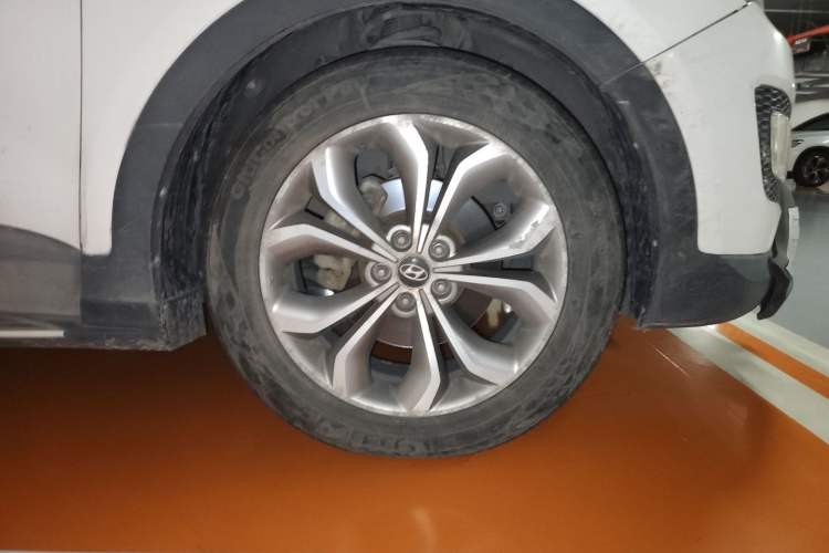 Used Hyundai Santa Fe Classic 2013 Revised Version 3.0L Four-Wheel Drive Deluxe Edition Euro IV Right Front Wheel Hub