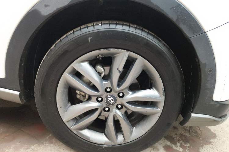Used Hyundai Santa Fe Classic 2013 2.2T Four-Wheel Drive Flagship Edition 7 Seats Right Front Wheel Hub