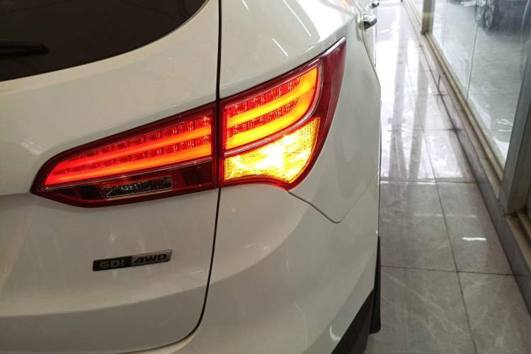 Used Hyundai Santa Fe Classic 2013 3.0L 4x4 Premium Edition 7-Seater Euro IV Right Rear Taillight