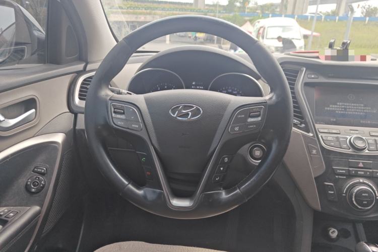 Used Hyundai Santa Fe Classic 2013 3.0L 4x4 Comfort Edition with Navigation 7 Seats Euro IV Steering Wheel