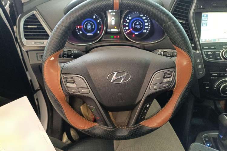 Used Hyundai Santa Fe Classic 2013 3.0L 4x4 Premium Edition 7-Seater Euro IV Steering Wheel