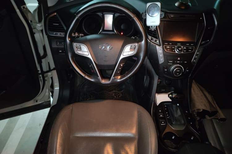 Used Hyundai Santa Fe Classic 2013 3.0L 4x4 Flagship Edition 7 Seats Euro IV Steering Wheel