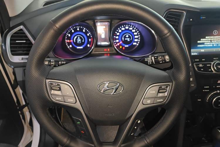 Used Hyundai Santa Fe Classic 2013 3.0L 4x4 Flagship Edition 7 Seats Euro IV Steering Wheel