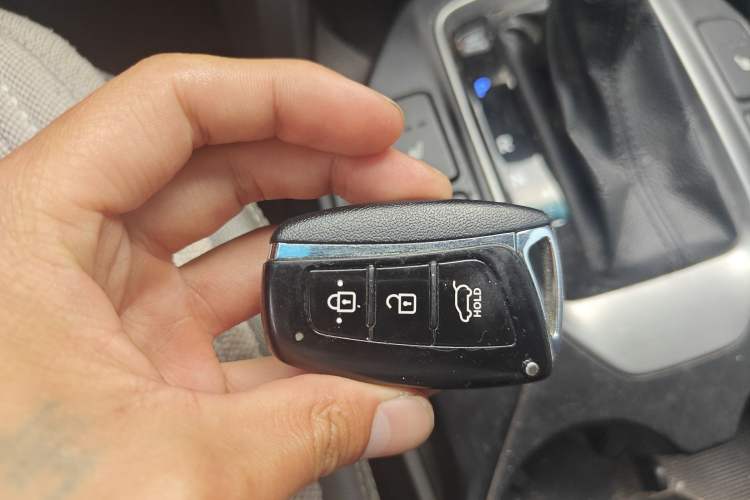 Used Hyundai Santa Fe Classic 2013 3.0L 4x4 Comfort Edition with Navigation 7 Seats Euro IV Vehicle Key