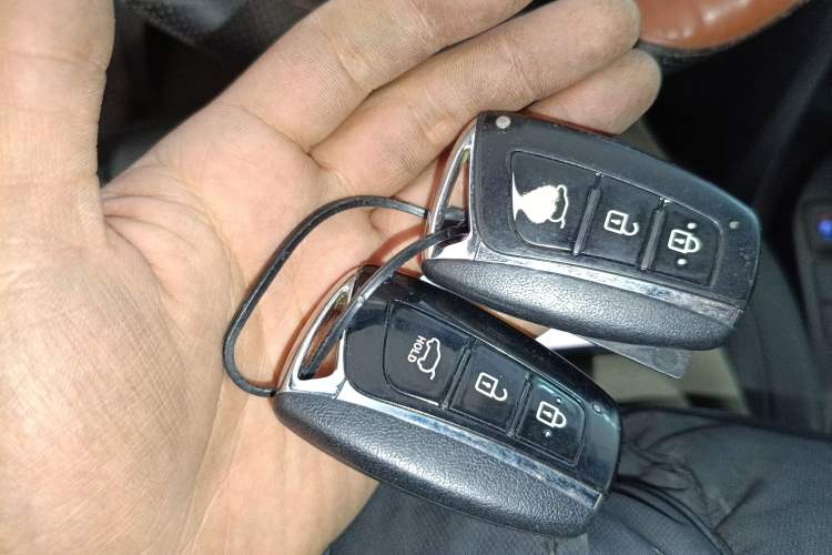 Used Hyundai Santa Fe Classic 2013 3.0L 4x4 Premium Edition 7-Seater Euro IV Vehicle Key