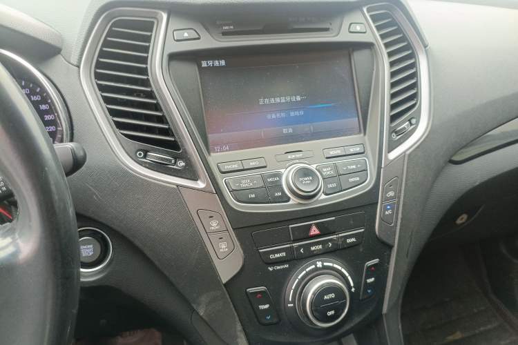 Used Hyundai Santa Fe Classic 2013 3.0L 4x4 Comfort Edition with Navigation 7 Seats Euro IV Audio And AC Panel