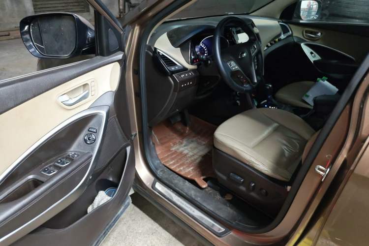 Used Hyundai Santa Fe Classic 2013 3.0L 4x4 Premium Edition 7-Seater Euro IV Driver Seat