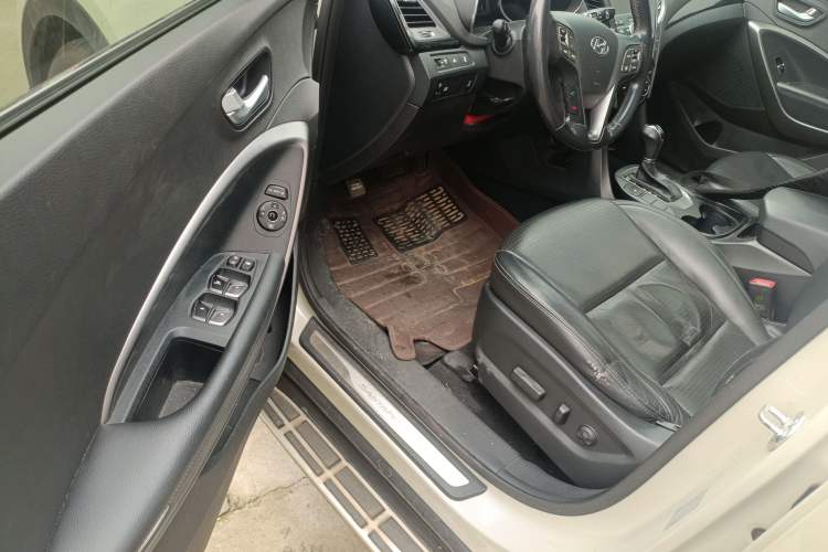 Used Hyundai Santa Fe Classic 2013 3.0L 4x4 Comfort Edition with Navigation 7 Seats Euro IV Driver Seat